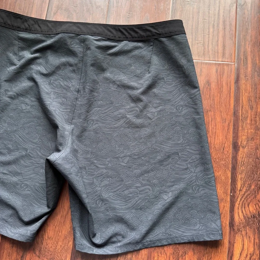 Vuori Mens Infinity Board Shorts Black Grey Wave Sz 38 Swim Trunks Surf Stretch